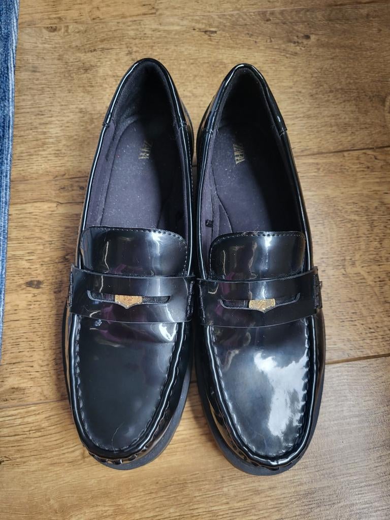 Zwarte lak Penny loafers van Zara maat 41, Ophalen of Verzenden, Zo goed als nieuw, Zwart, Instappers