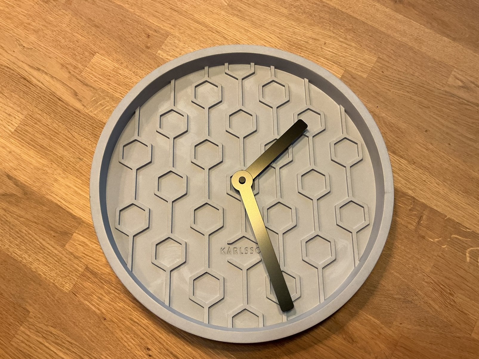Karlsson Wall clock Honeycomb concrete Grey, Ophalen, Zo goed als nieuw, Wandklok