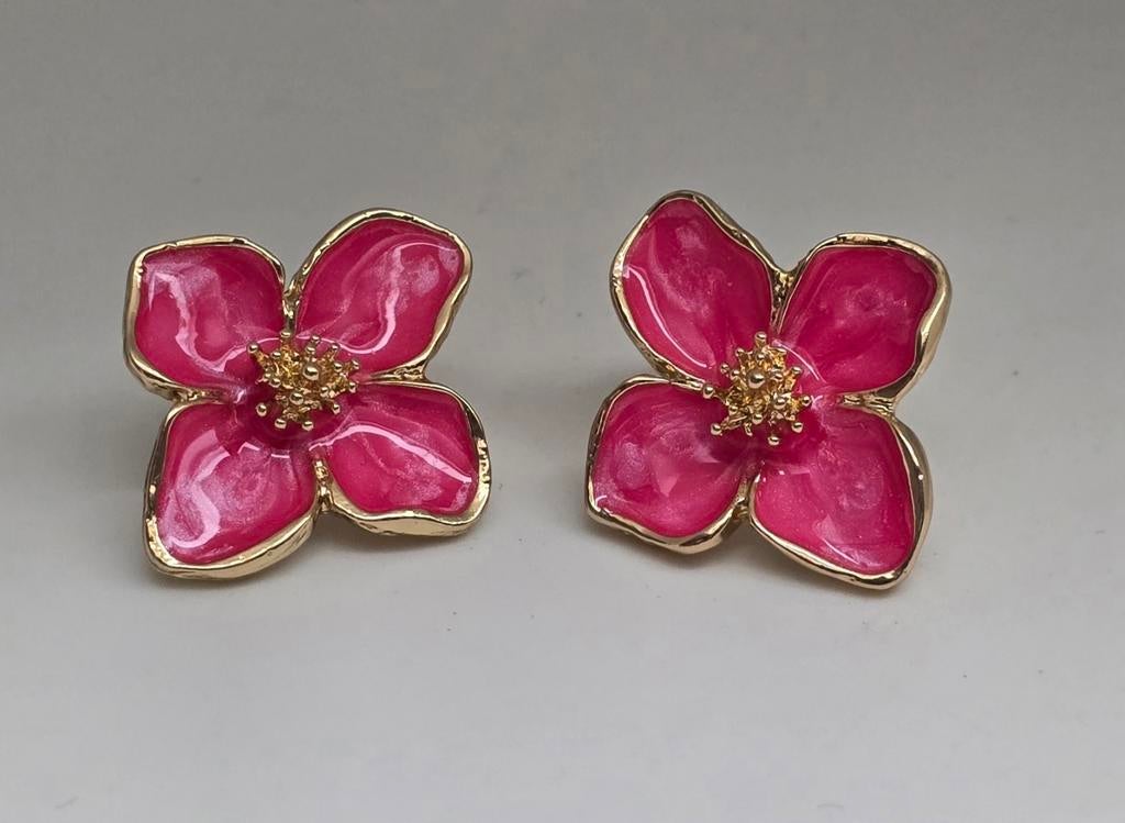 Oorbellen roze bloem goudkleurig 2,5 x 2,3 cm, Sieraden, Tassen en Uiterlijk, Oorbellen, Ophalen of Verzenden, Nieuw, Knopjes of Stekers