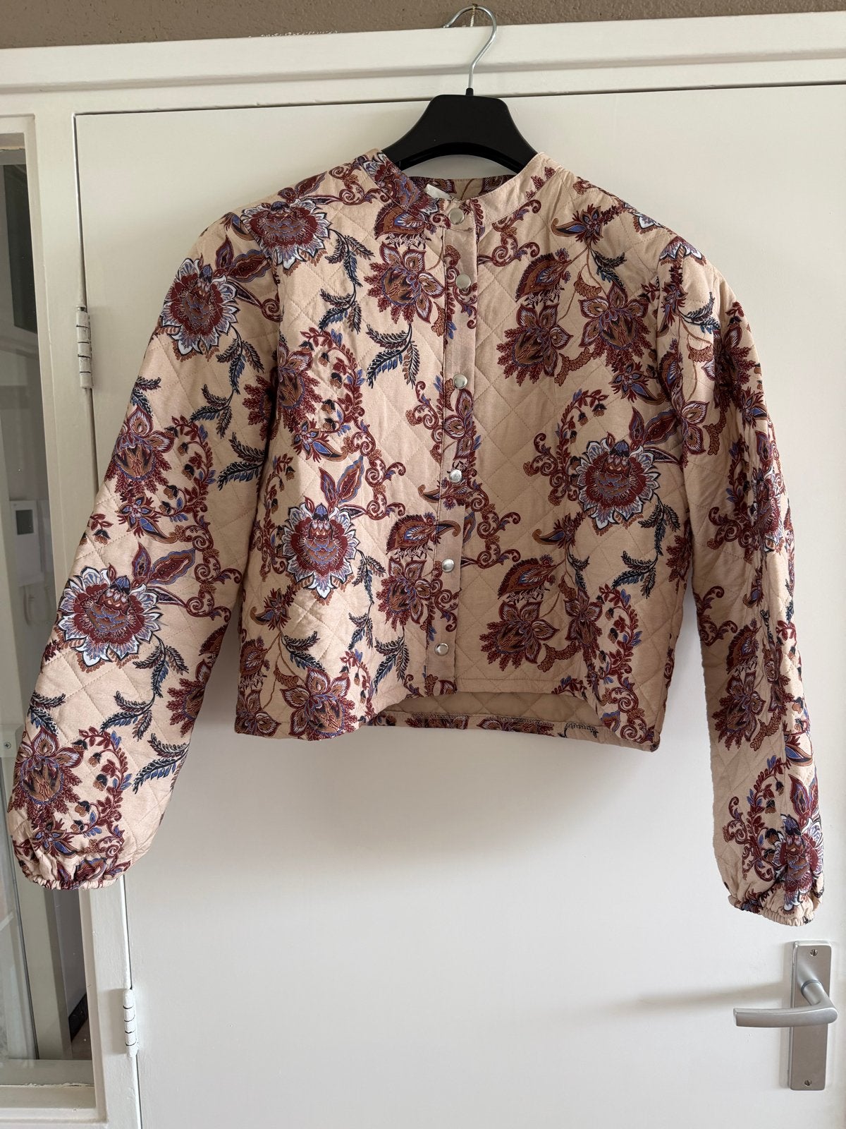 Cotton Club gewatteerd jasje met bloemenprint, Ophalen of Verzenden, Nieuw, Maat 42/44 (L), Beige