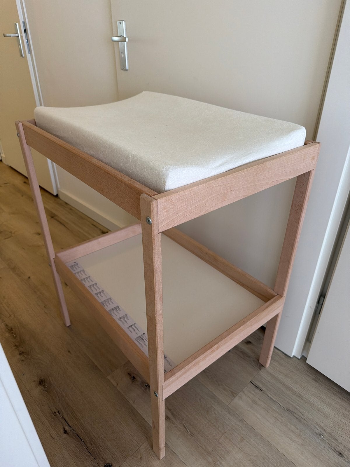 Houten aankleedtafel met aankleedkussen, Gebruikt, Aankleedkussen, Standaard, Ophalen