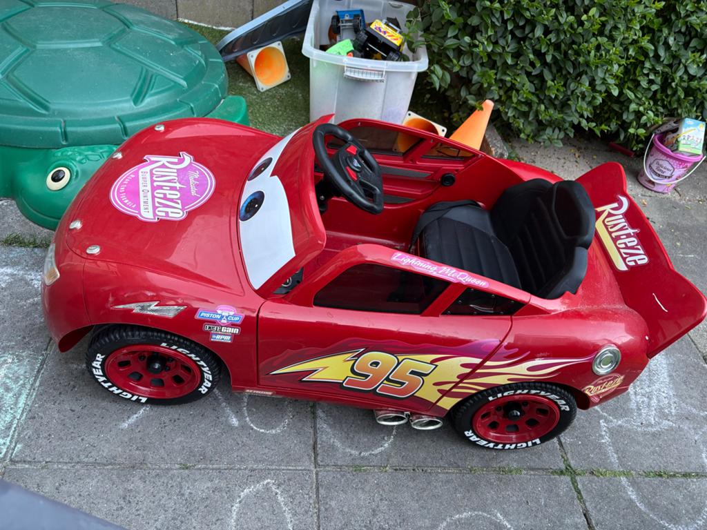 McQueen accu auto - Elektrische kinderauto, Kinderen en Baby's, Speelgoed | Buiten | Voertuigen en Loopfietsen, Ophalen, Gebruikt