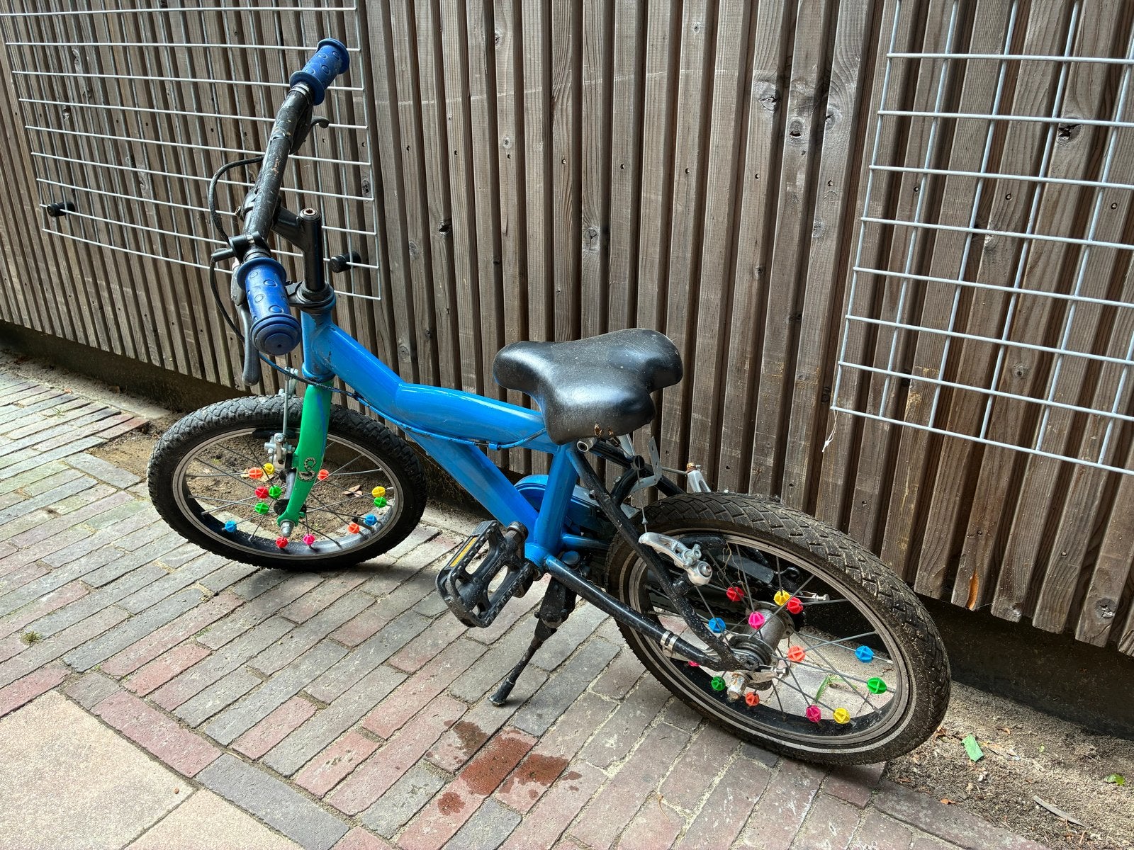 Kinderfiets 16 inch - Blauw met vrolijke spaakkralen, Fietsen en Brommers, Fietsen | Kinderfietsjes, Ophalen, Gebruikt, Velgrem