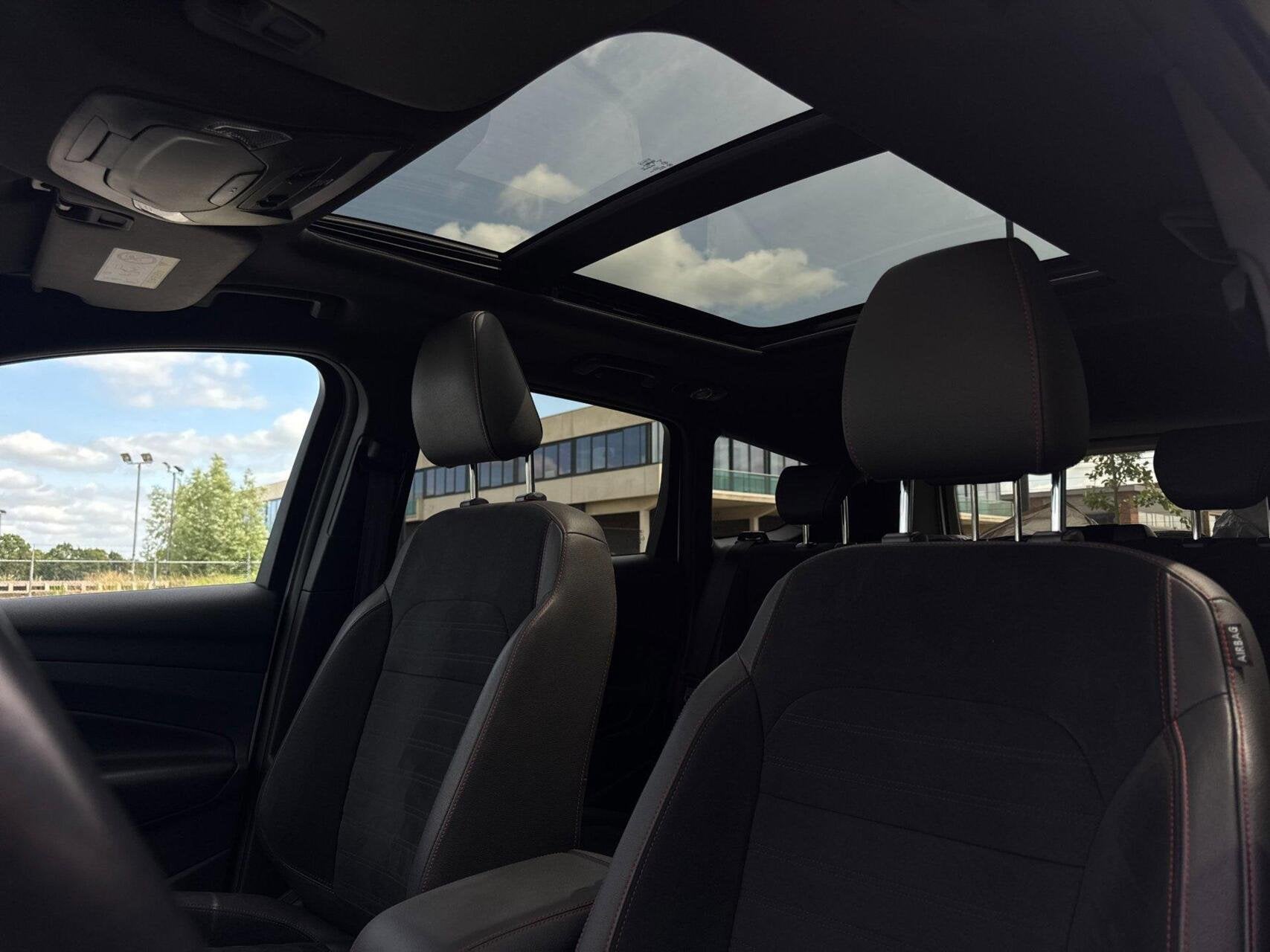 Ford Kuga 1.5 EcoBoost ST Line // Pano // Navi // Camera //, Voorwielaandrijving, Dealer onderhouden, 4 cilinders, 150 pk