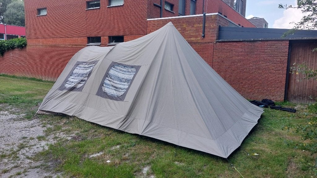 Ruime 4-persoons tent REDWOOD Maclura 390, Caravans en Kamperen, Tenten, Ophalen, Gebruikt, Tot en met 4