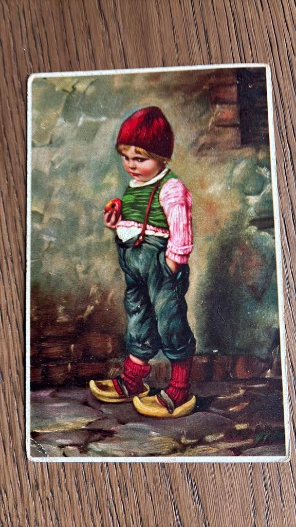 Jongetje op klompen met appel, boos kijken. 1935, Ophalen of Verzenden, 1920 tot 1940, Kinderen