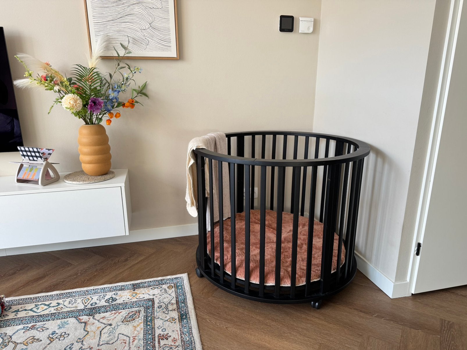 Zwarte ronde box - Europe Baby, Kinderen en Baby's, Boxen, Ophalen, Zo goed als nieuw, Rond, Boxkleed