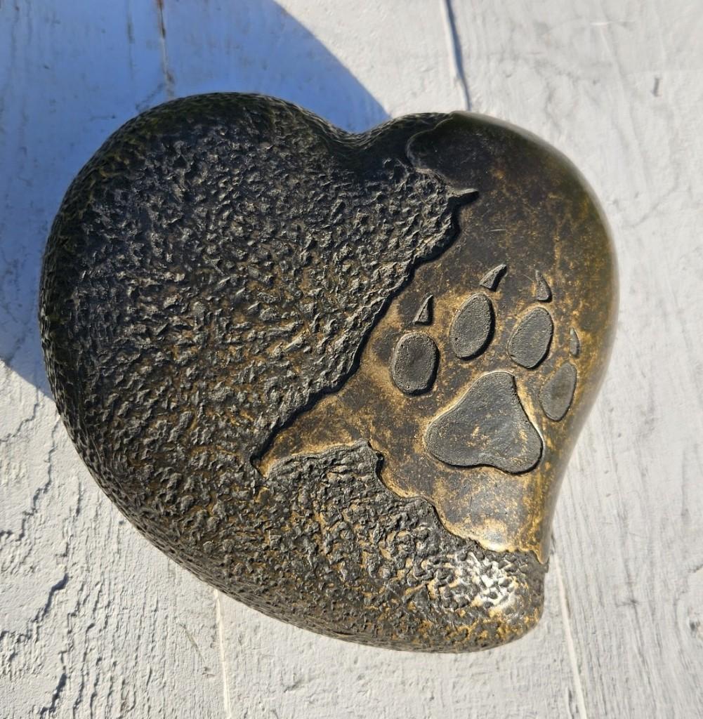 bronzen urn / URN MET AFDRUK VAN EEN KATTENPOOT / ASURN, Dieren en Toebehoren, Huis en tuin decoratie Marie, Nieuw, Info@huisentuindecoratiemarie.nl