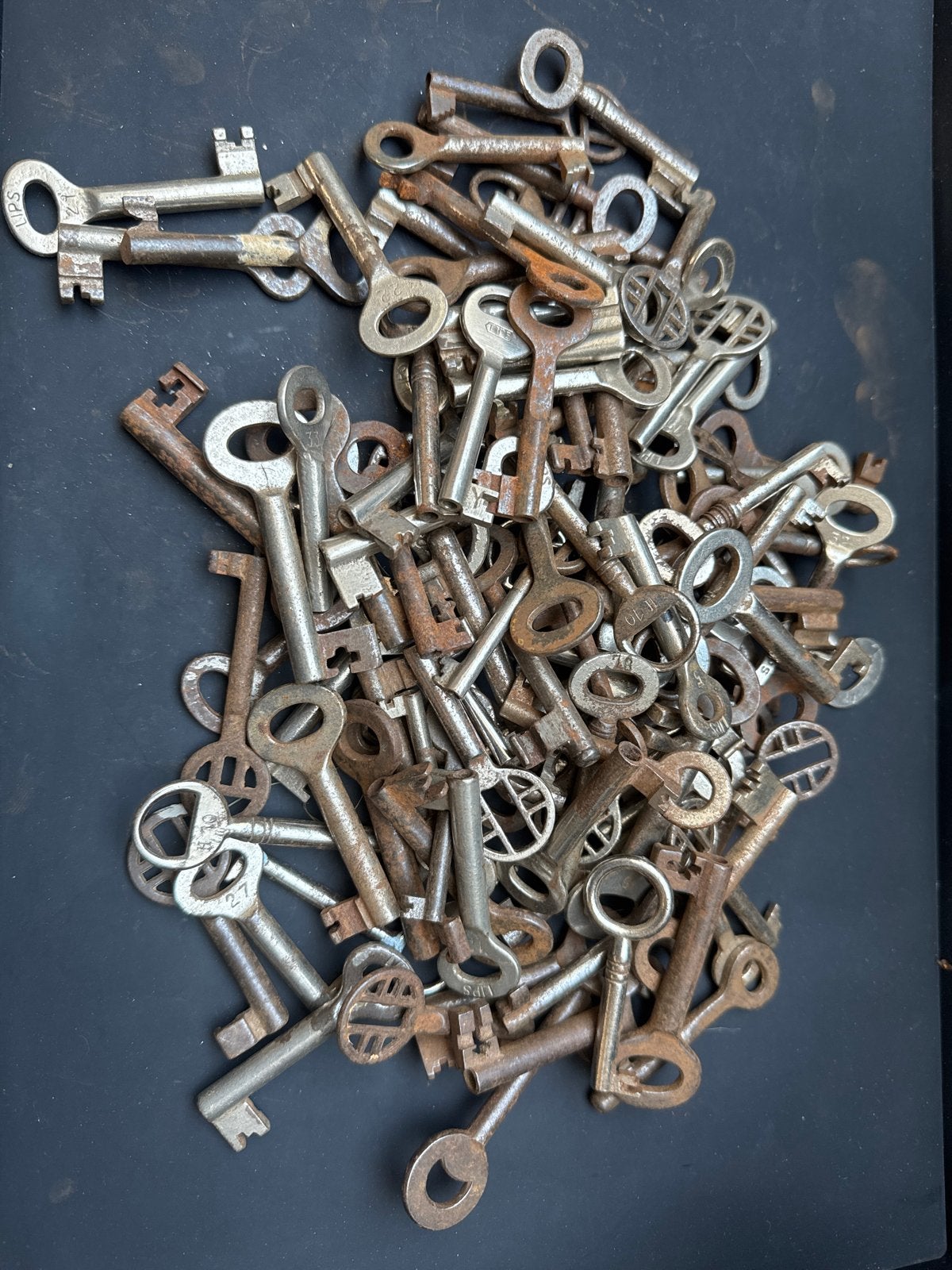 118 Oude Sleutels - Diverse Maten en Stijlen (ca. 5 cm), Antiek en Kunst, Ophalen of Verzenden