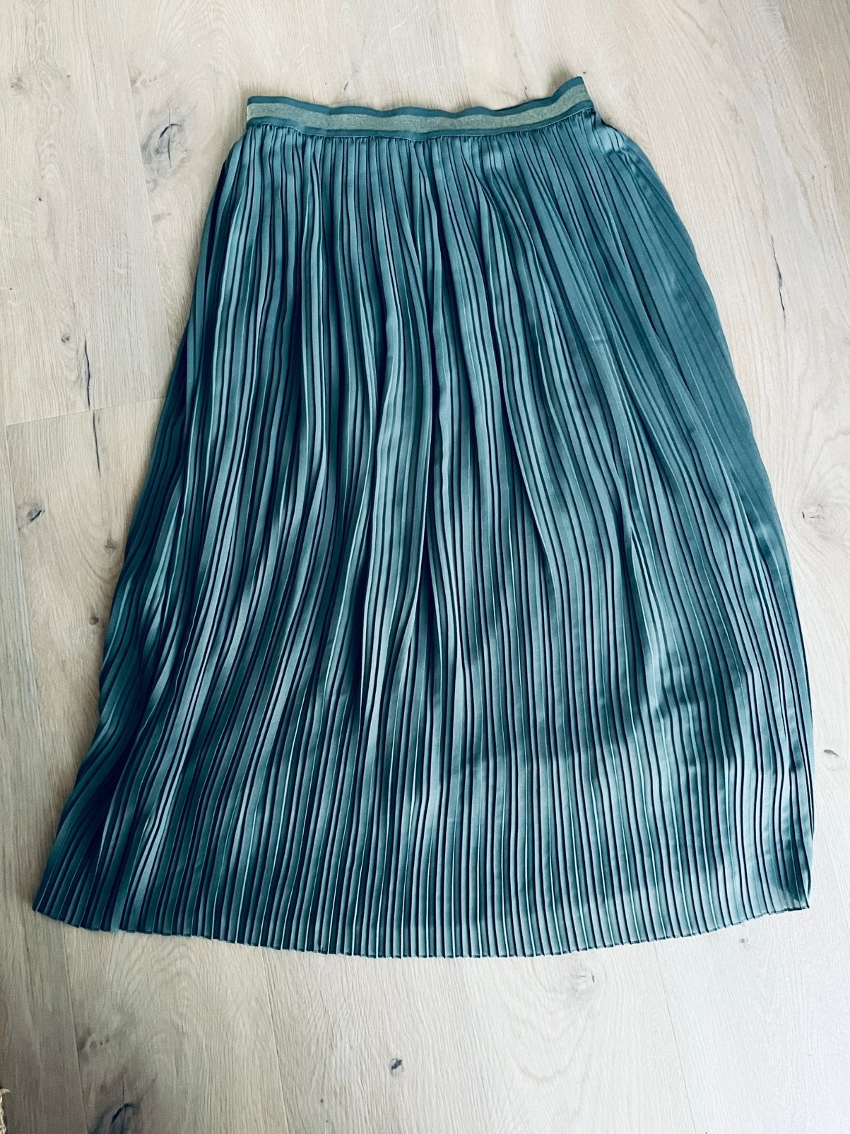 Groene lange plissé rok van Anna van Toor, mt M, Kleding | Dames, Maat 38/40 (M), Ophalen of Verzenden, Zo goed als nieuw, Onder de knie