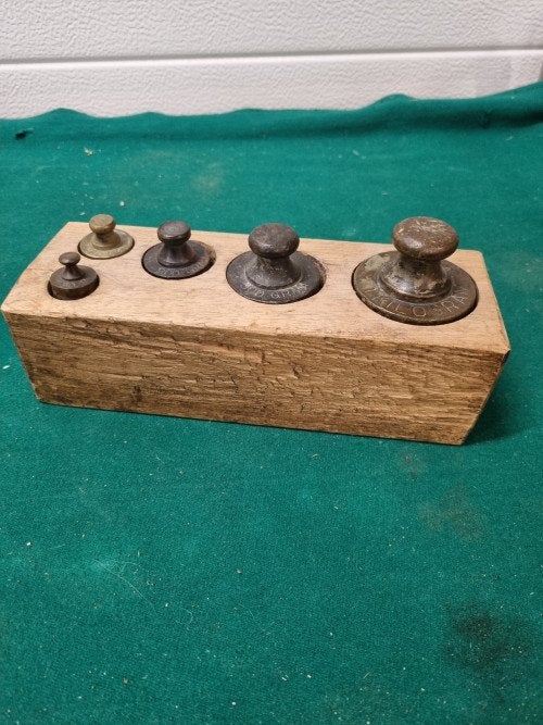Gewichten vintage messing in houten blok, Ophalen of Verzenden