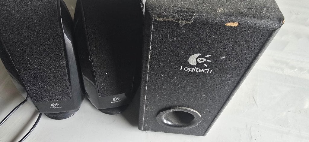 sub met boxen voor de pc merk logitech s-220, Ophalen, Gebruikt, Logitech