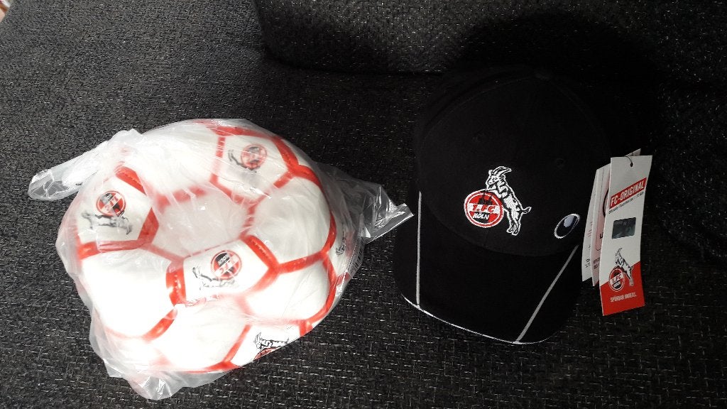 Splinternieuwe pet en bal van het Duitse 1. FC Köln, Ophalen of Verzenden, Nieuw, Buitenlandse clubs, Pet of Muts