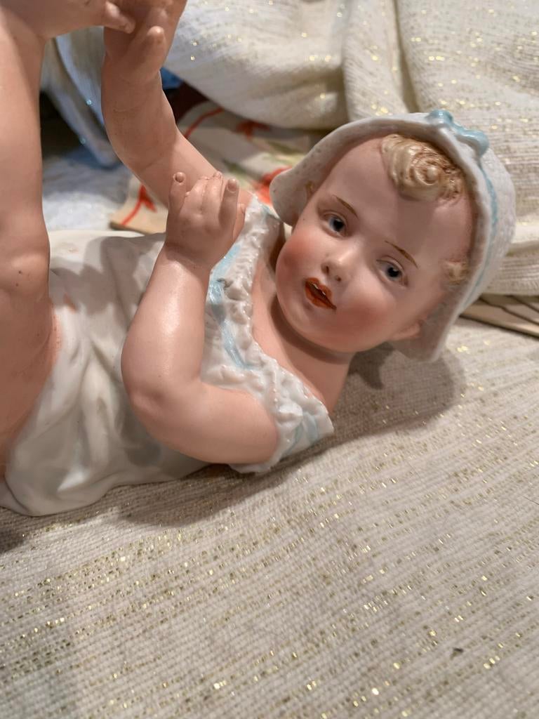 Antieke Heubach Piano Baby Porseleinen Beeldje, Ophalen of Verzenden, Gebruikt, Mens