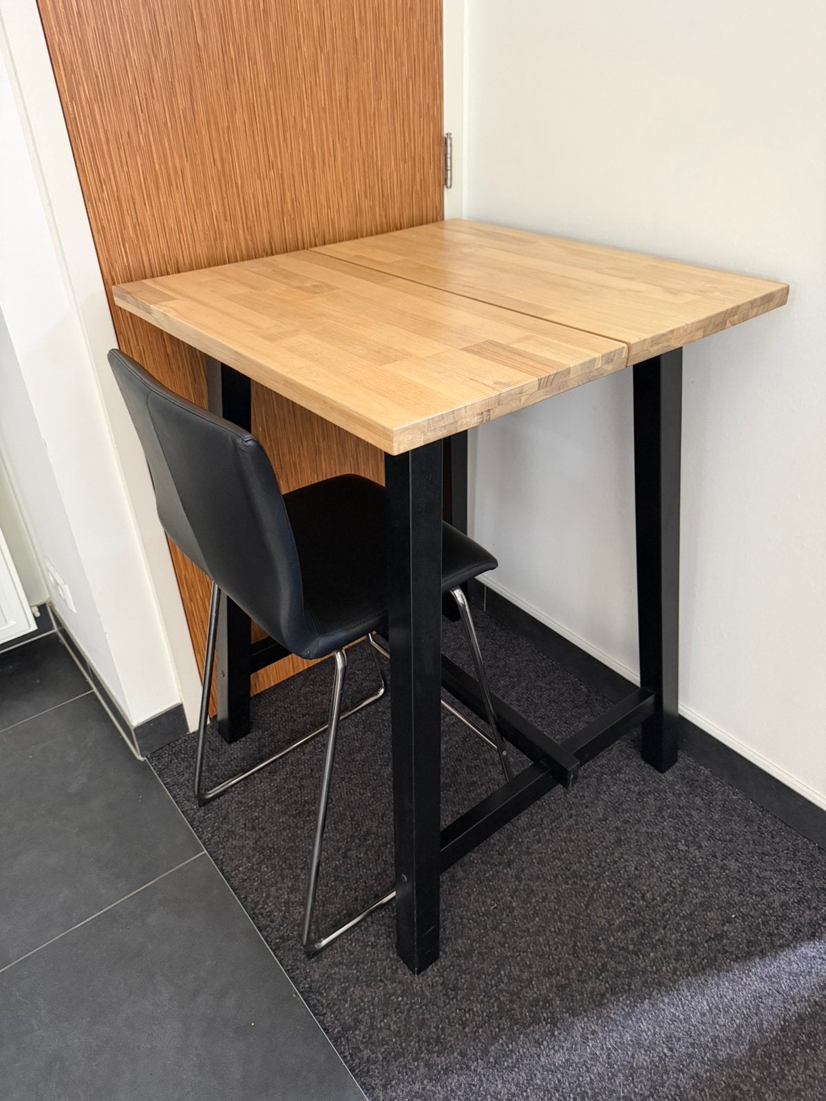 Ikea Skogsta bartafels en bijpassende hoge stoelen, Huis en Inrichting, Ophalen, Gebruikt