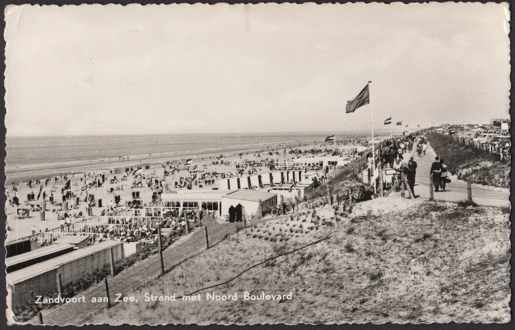 Zandvoort aan Zee, Strand met Noord Boulevard, gebr. 1960, Ophalen of Verzenden, 1940 tot 1960, Gelopen, Noord-Holland