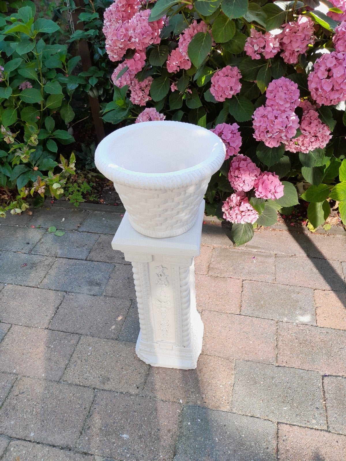 Decoratieve bloempot met sokkel, wit, beton, Ophalen, Gebruikt, Minder dan 60 cm, Rond