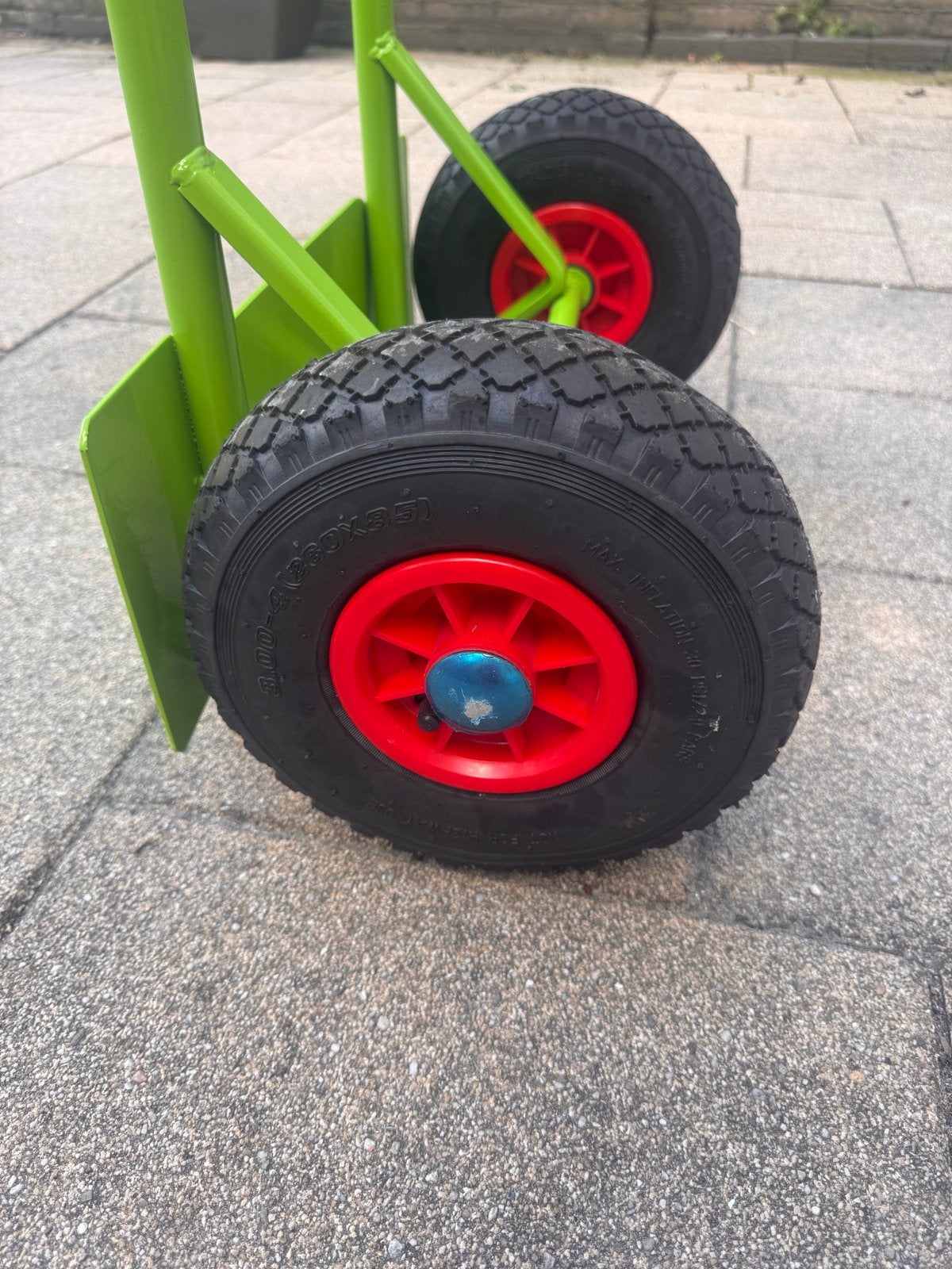 Stevige steekwagen met luchtbanden - Zo goed als nieuw, Doe-het-zelf en Verbouw, Transportwagens, Ophalen of Verzenden, Zo goed als nieuw