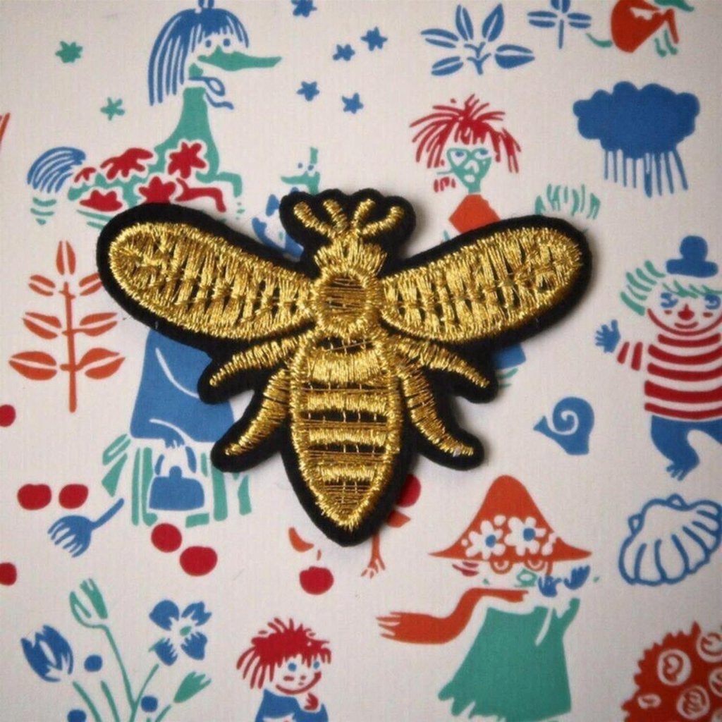Gouden bij opstrijkplaatje patch badge applicatie embleem, Hobby en Vrije tijd, Verzenden, Nieuw, Overige applicaties
