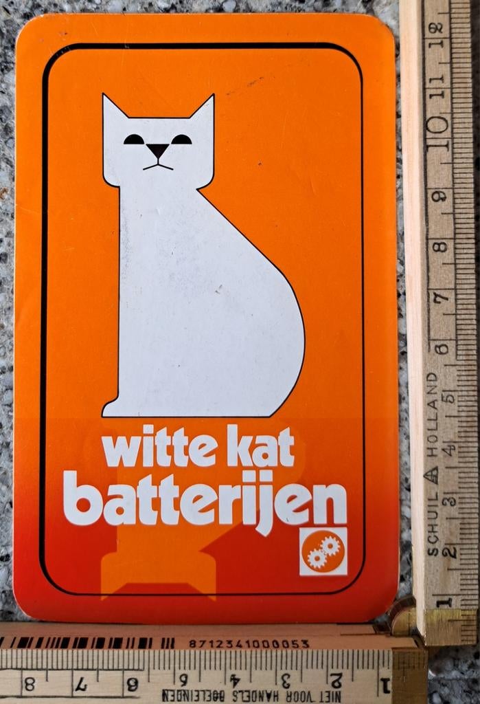 Vintage sticker Witte kat batterijen oranje achtergrond, Verzamelen, Ophalen of Verzenden, Zo goed als nieuw, Overige typen