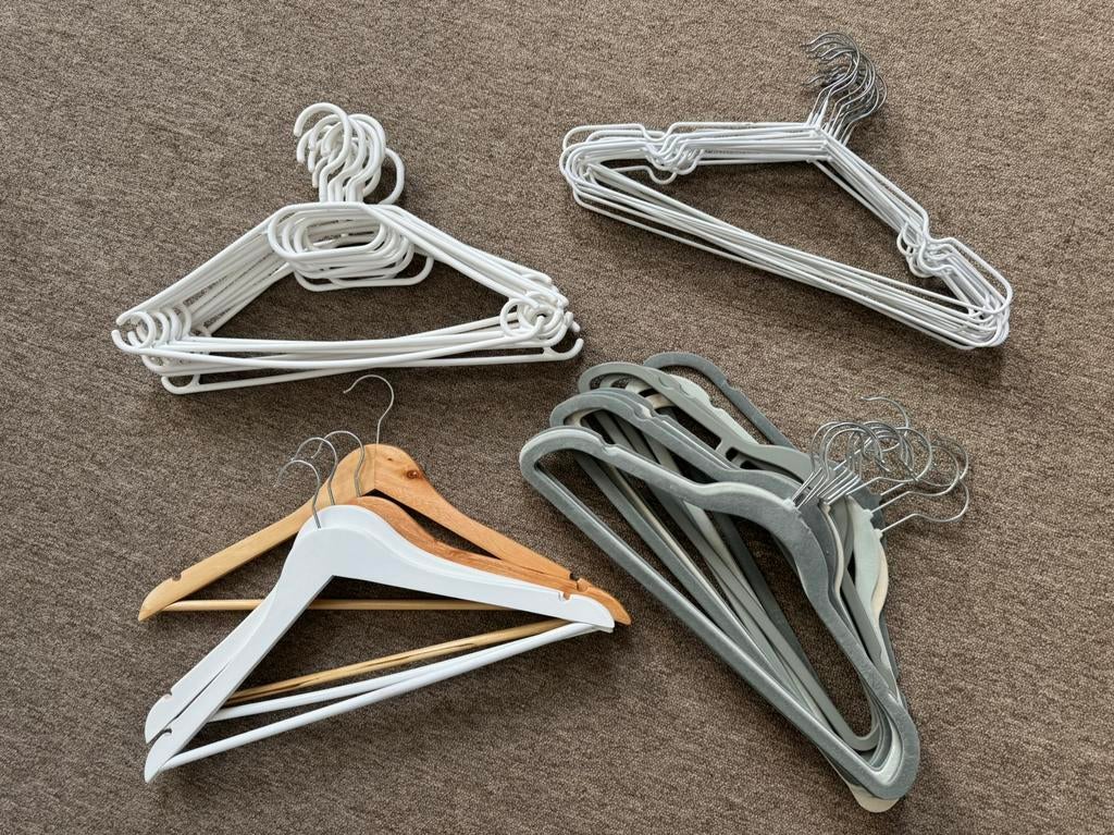 Diverse kledinghangers hout, metaal, plastic en fluweel, Kleding | Dames, Kledinghangers, Ophalen of Verzenden, Zo goed als nieuw