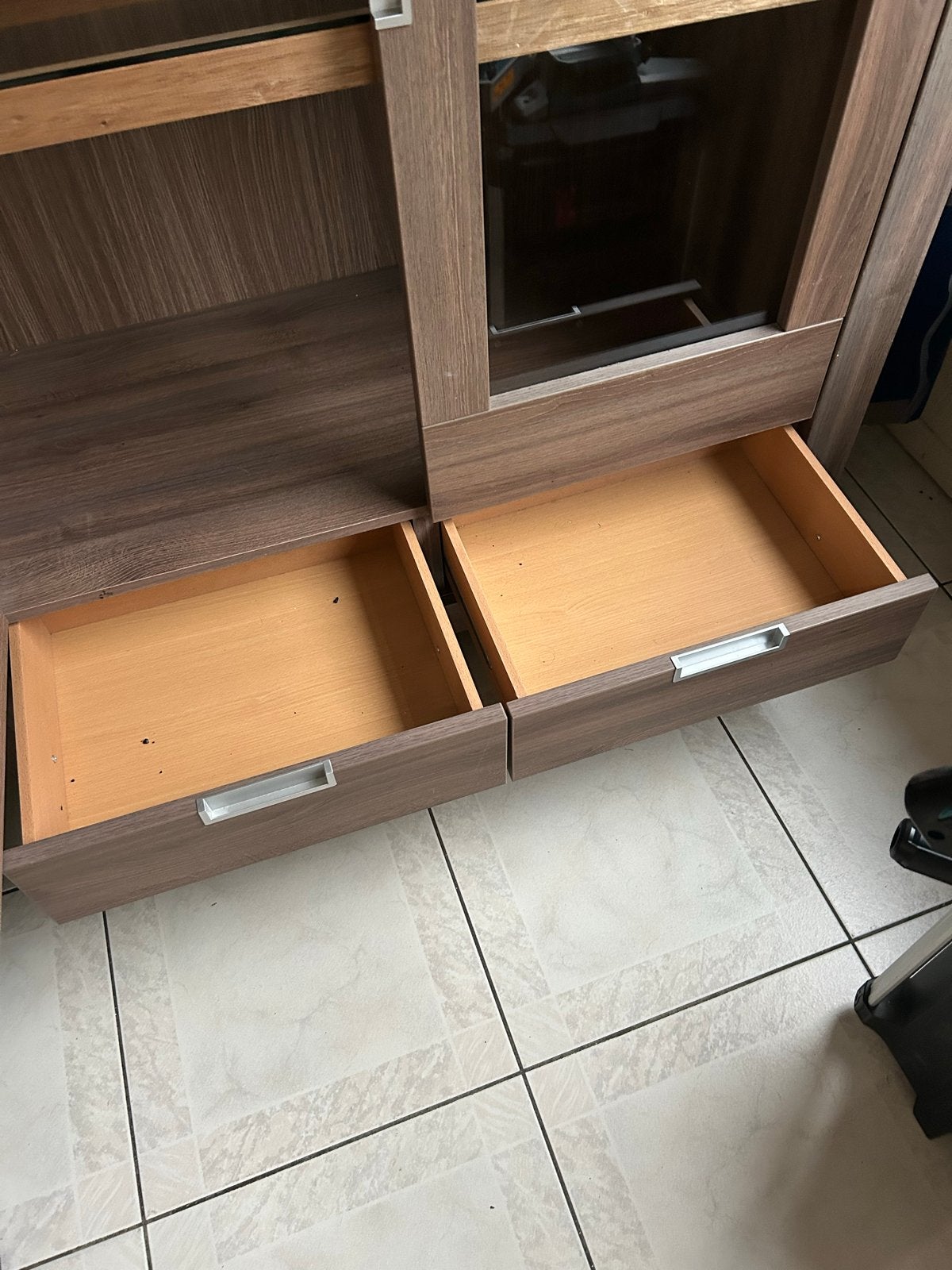 Foto 7 van Servieskast met glazen planken + deuren en lades