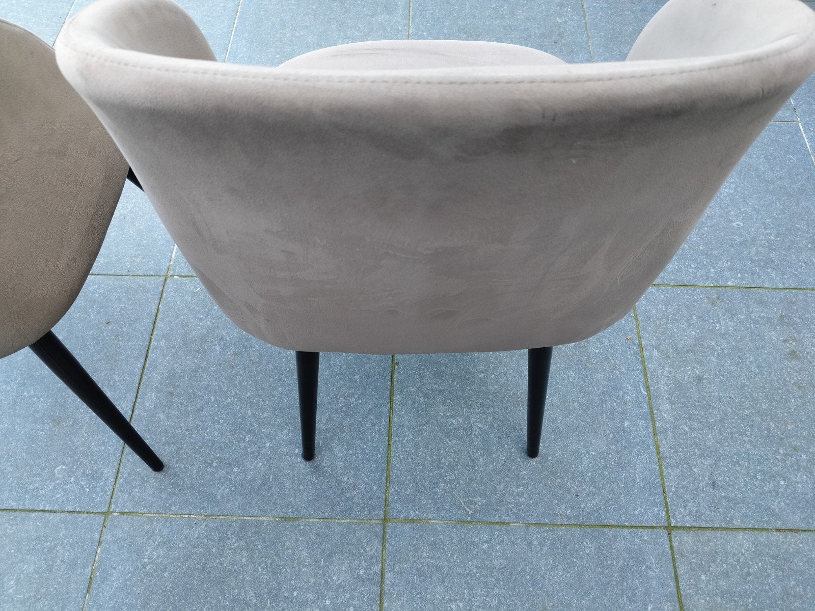 Twee velvet eetkamerstoelen met zwarte pootjes, Ophalen, Zo goed als nieuw, Zwart, Twee