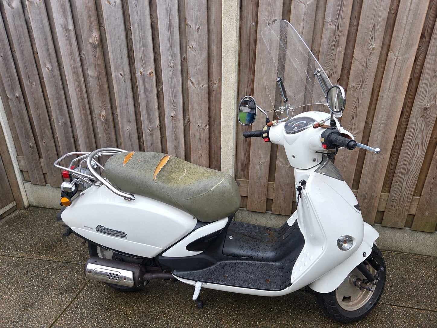 Witte scooter met windscherm - Gebruikt, Fietsen en Brommers, Ophalen, Gebruikt, Benzine, Overige merken