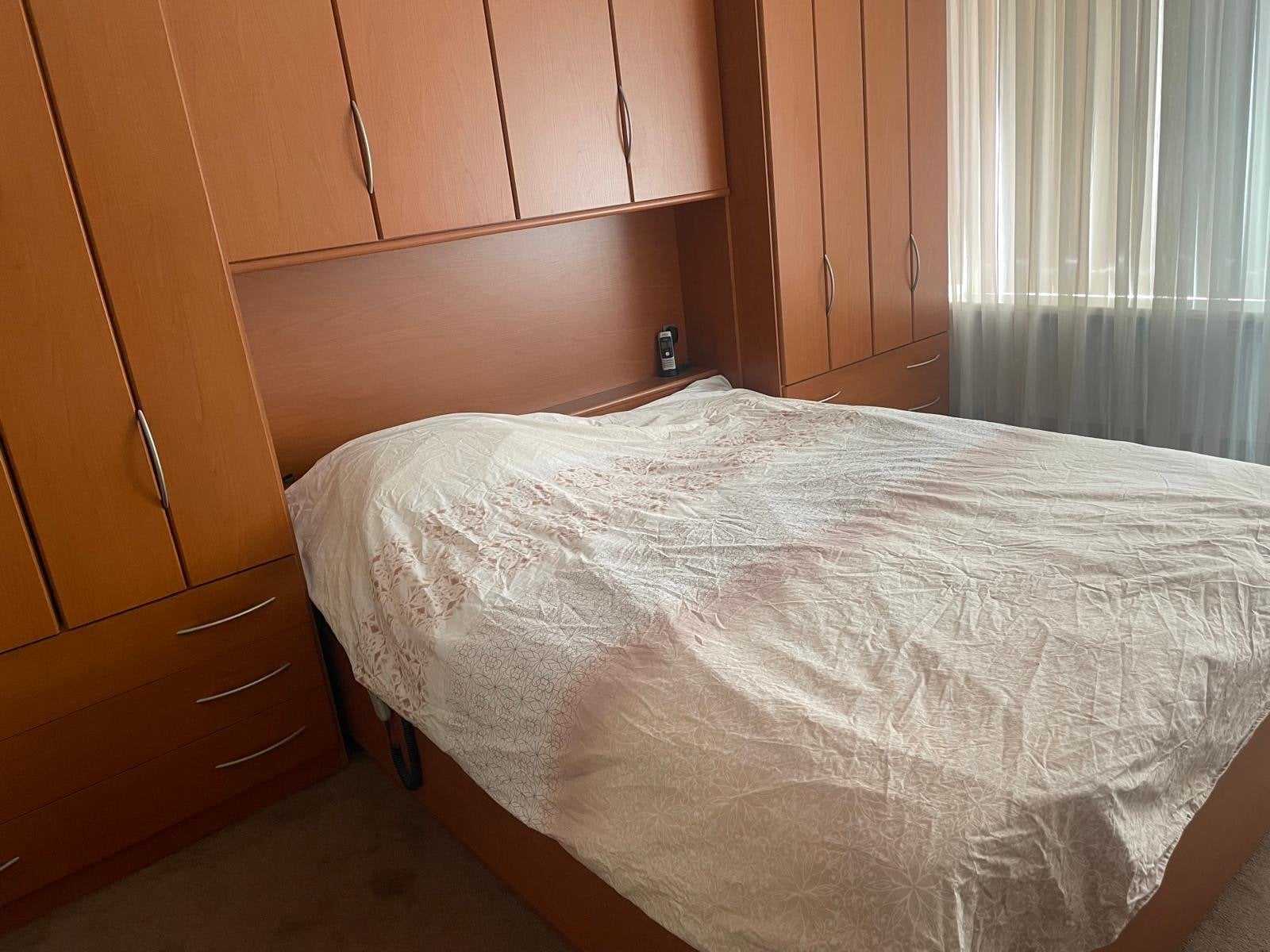 Elektrisch verstelbaar bed met ombouw en kledingkasten, Ophalen, Bruin, Tweepersoons, 180 cm