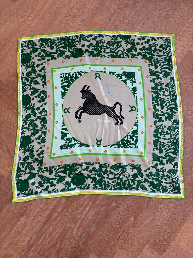 Prachtige zijde sjaal, Zodiac sign, silk, 65 x65 cm, Kleding | Dames, Mutsen, Sjaals en Handschoenen, Hellen van Berkel, Maat 46/48 (XL) of groter