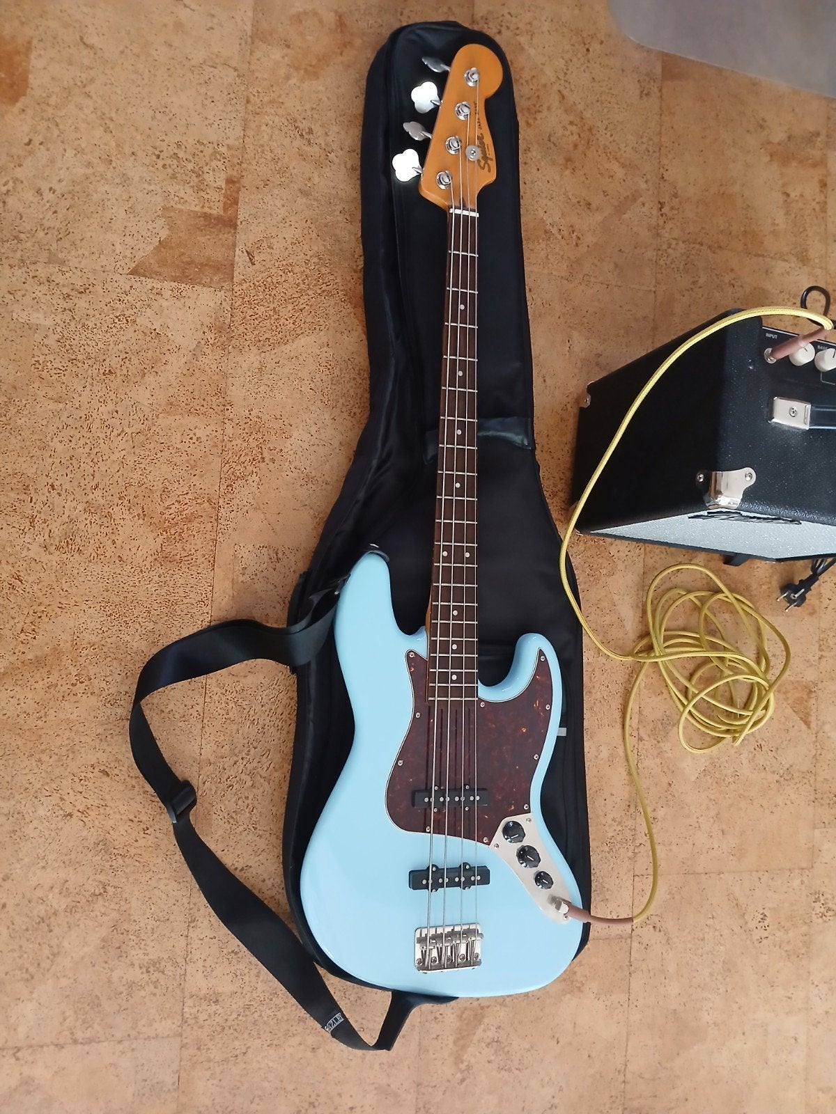 Squier basgitaar (jazz bass) met rumble 15 versterker, Ophalen, Zo goed als nieuw, Elektrisch