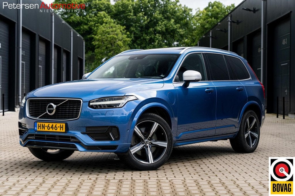 Volvo XC90 2.0 T8 AWD R-Design *Luchtvering* B&W* HUD* Pano*, Auto's, Gebruikt, 1969 cc, 7 stoelen, Bedrijf