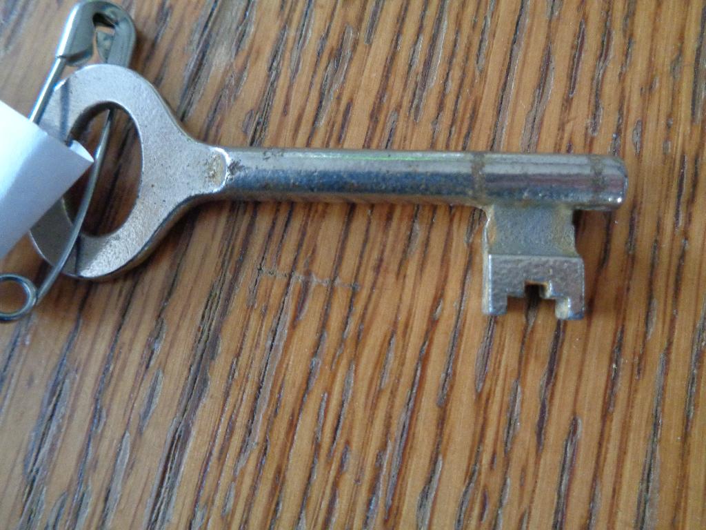 oude kast sleutel nr 1002, Ophalen of Verzenden