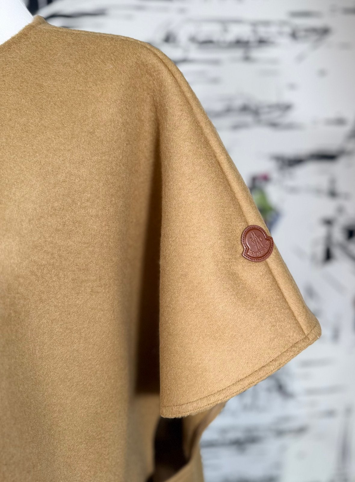 Moncler dames wollen poncho jas mantel maat UNI (950 euro), Maat 38/40 (M), Moncler EU, Beige, Ophalen of Verzenden