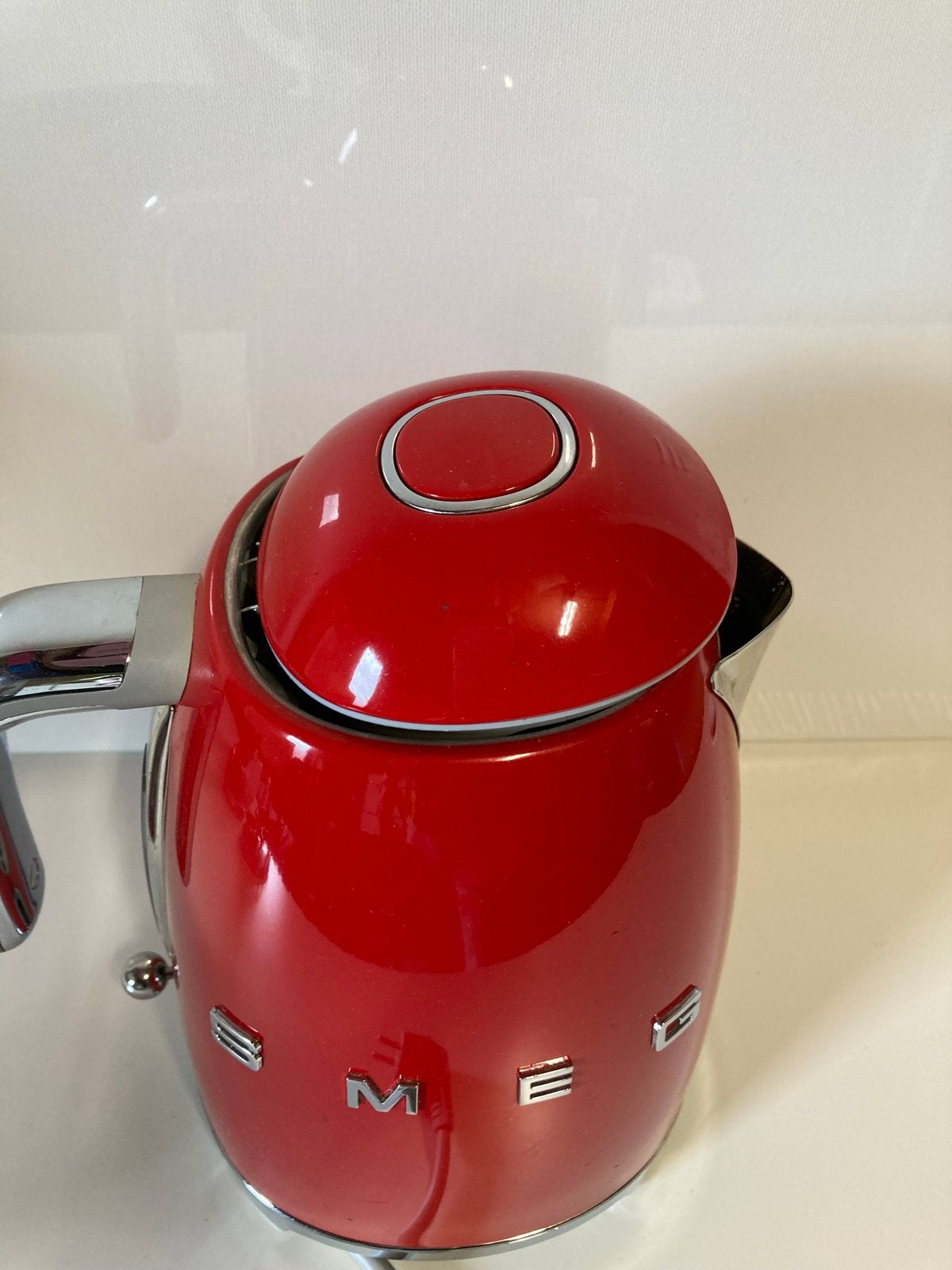 Smeg Waterkoker Rood - Deksel scharnier defect, Witgoed en Apparatuur, Waterkokers, 1 tot 2 liter, Ophalen of Verzenden, Gebruikt