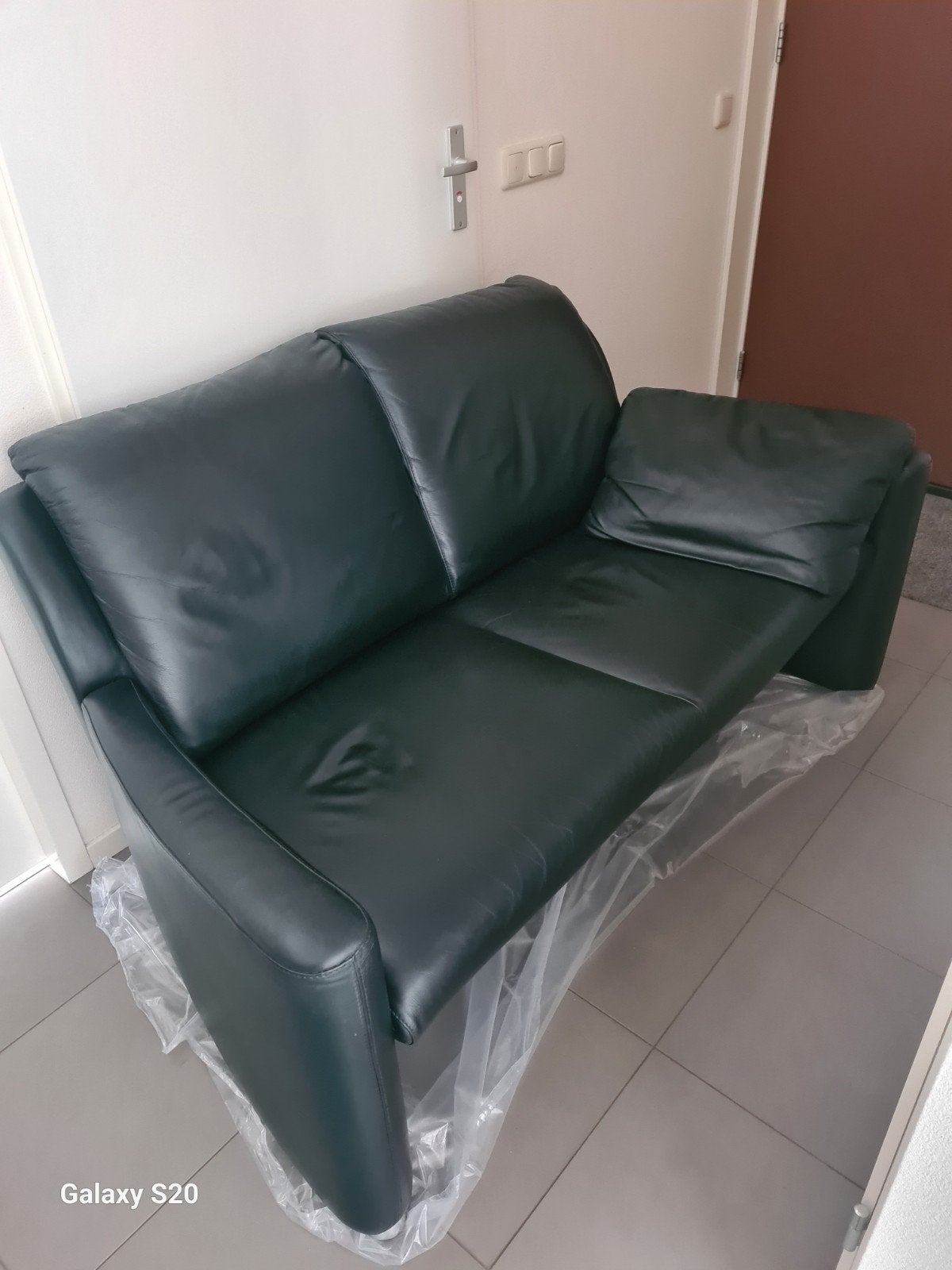 Comfortabele tweepersoonsbank van donkergroen leer, Ophalen, Gebruikt, 150 tot 200 cm, Tweepersoons
