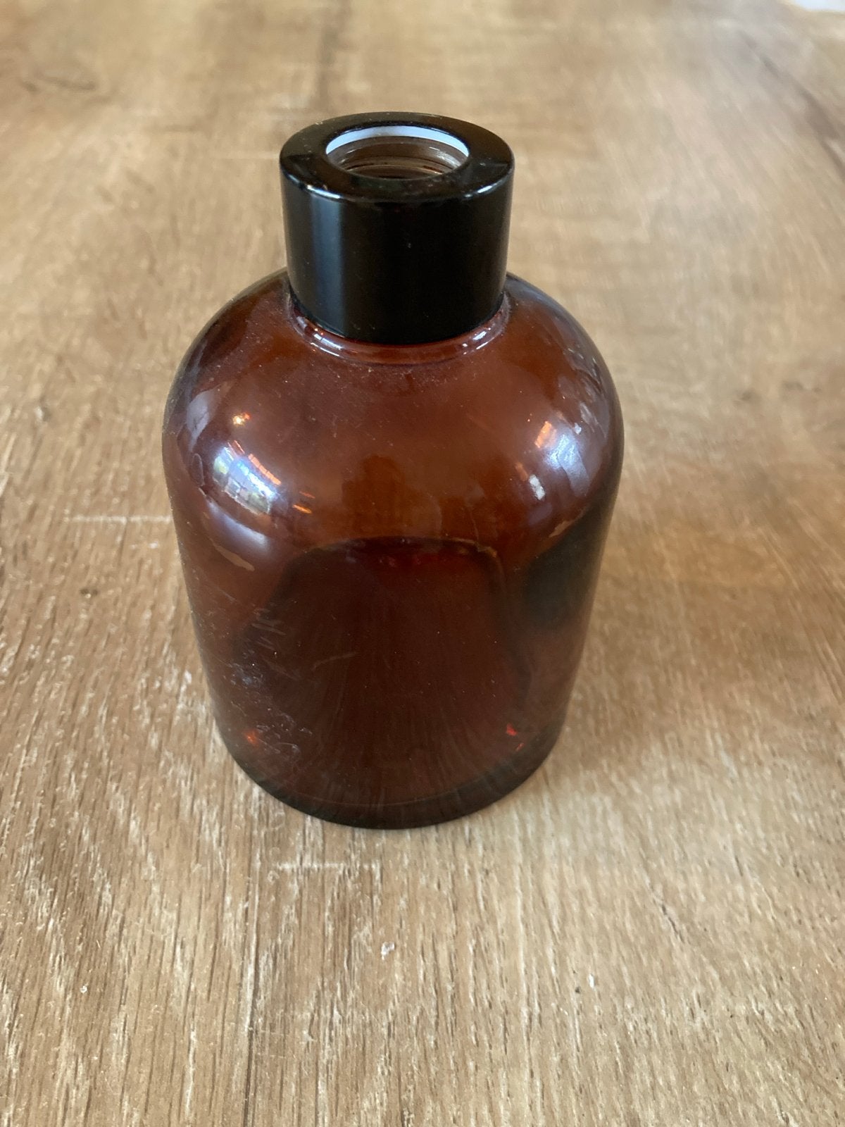 Bruine glazen fles met zwarte dop, Ophalen of Verzenden