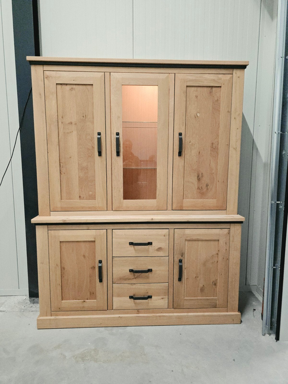 Eikenhouten buffetkast met vitrine en lades, Huis en Inrichting, Ophalen, Met lade(s), Zo goed als nieuw, Landelijk, Klassiek