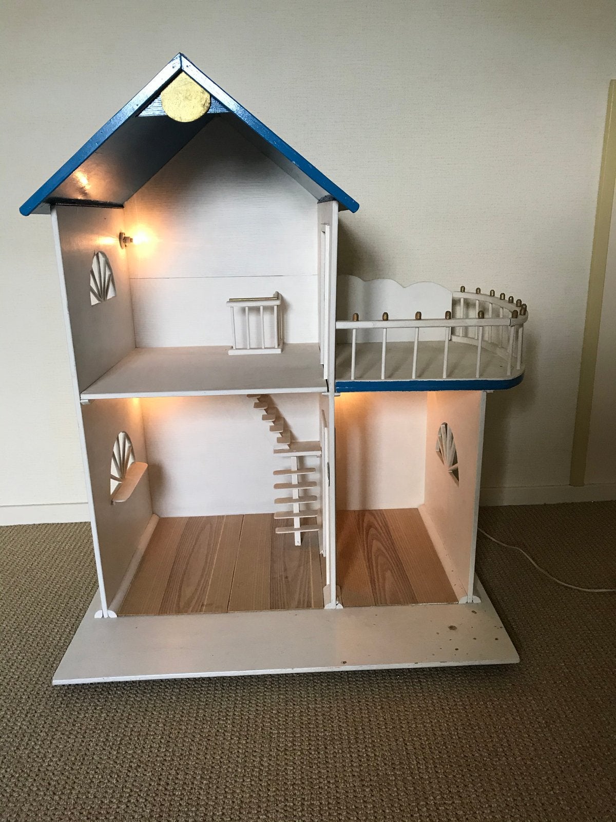 Poppenhuis met verlichting en balkon, Ophalen, Gebruikt, Poppenhuis