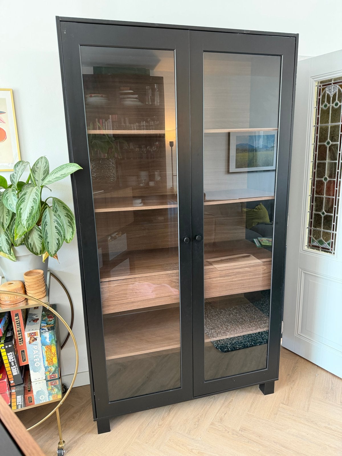 Zwarte vitrinekast met glazen deuren en lade, Huis en Inrichting, Kasten | Vitrinekasten, Ophalen, Gebruikt, 50 tot 100 cm, Met lade(s)