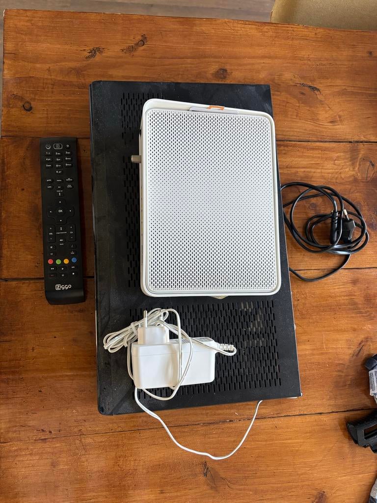 Ziggo modem en mediabox met afstandsbediening, Ophalen of Verzenden