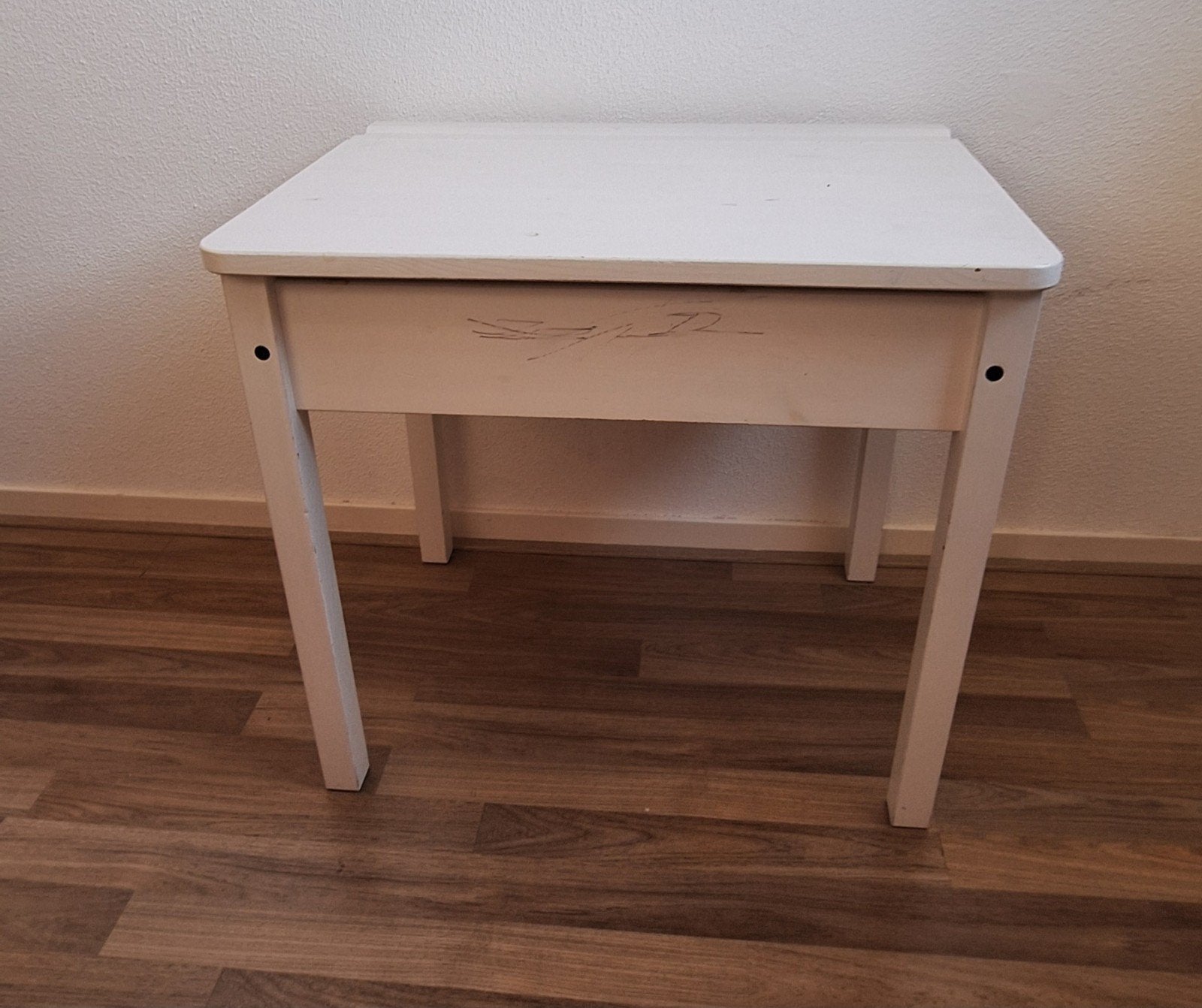 Wit houten kinderbureau met opbergruimte, Huis en Inrichting, Tafels | Kaptafels, Ophalen, Minder dan 50 cm, Gebruikt, Minder dan 100 cm