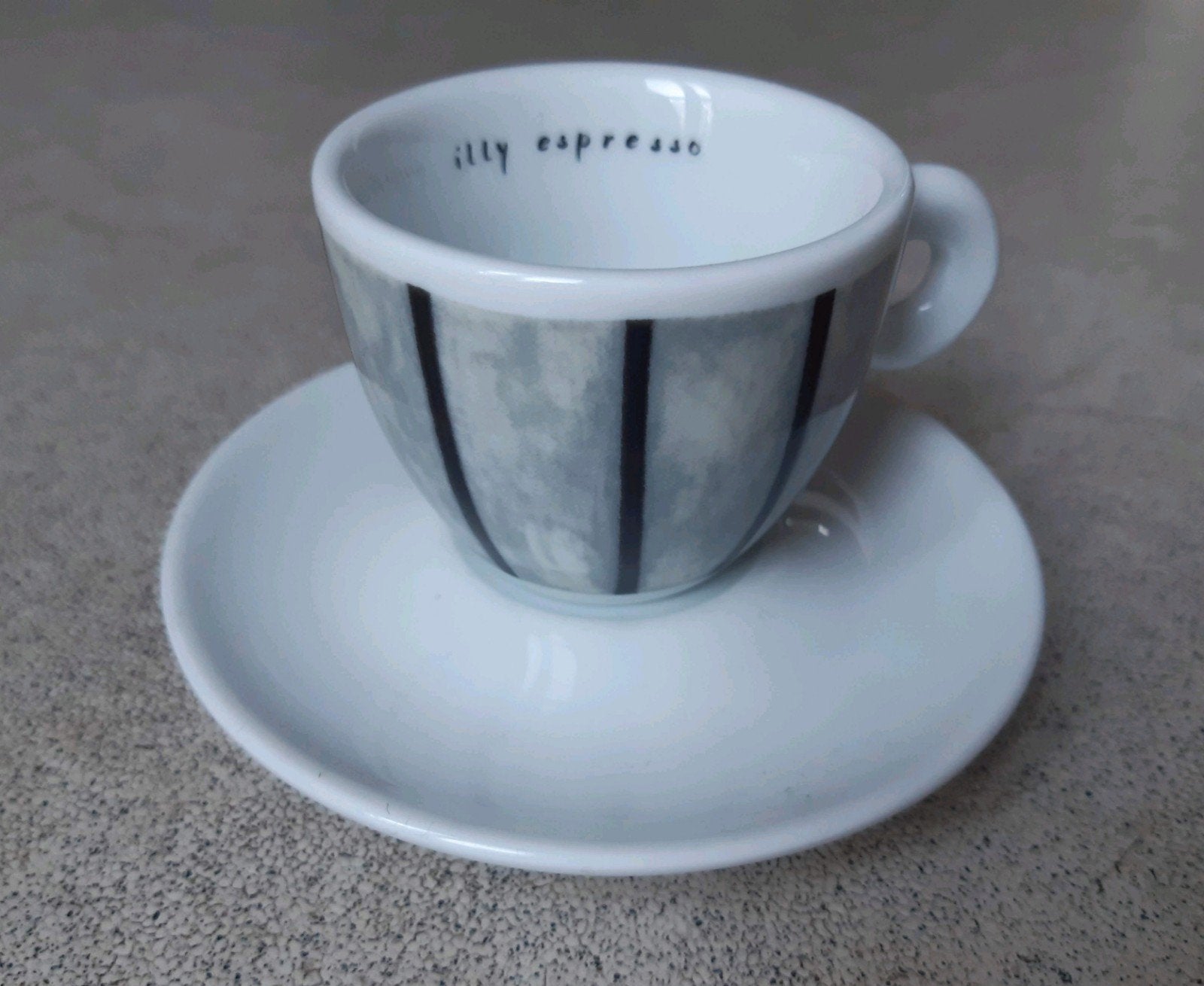 Illy espresso kop en schotel - Spirali invisible, Ophalen of Verzenden, Zo goed als nieuw, Porselein, Kop en/of schotel