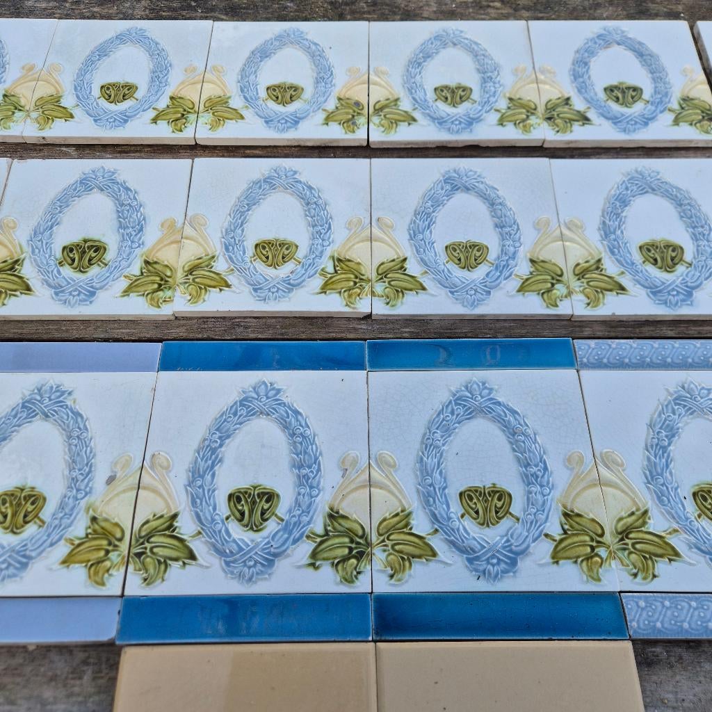 34 art nouveau randtegels grijsblauw lauwerkrans zachtgeel, Ophalen