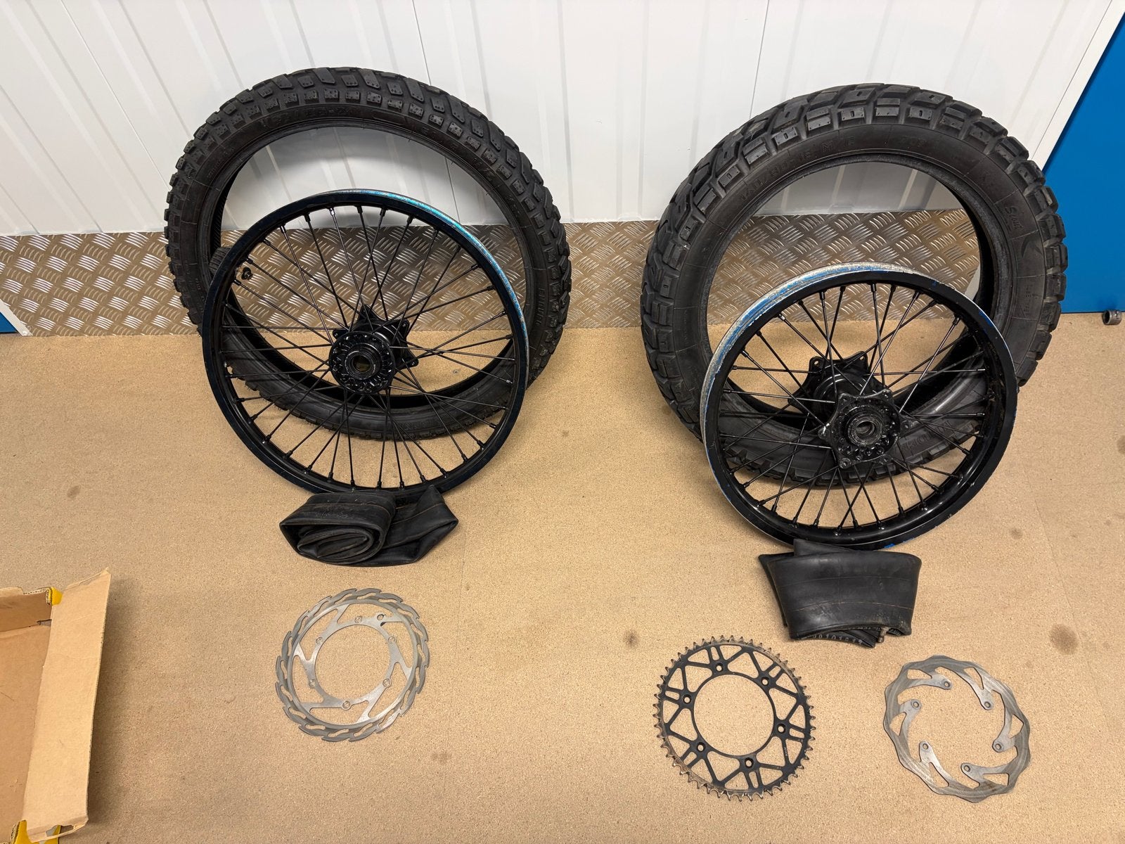 Motorcross wielen set met banden en remschijven, Motoren, Ophalen of Verzenden, Gebruikt