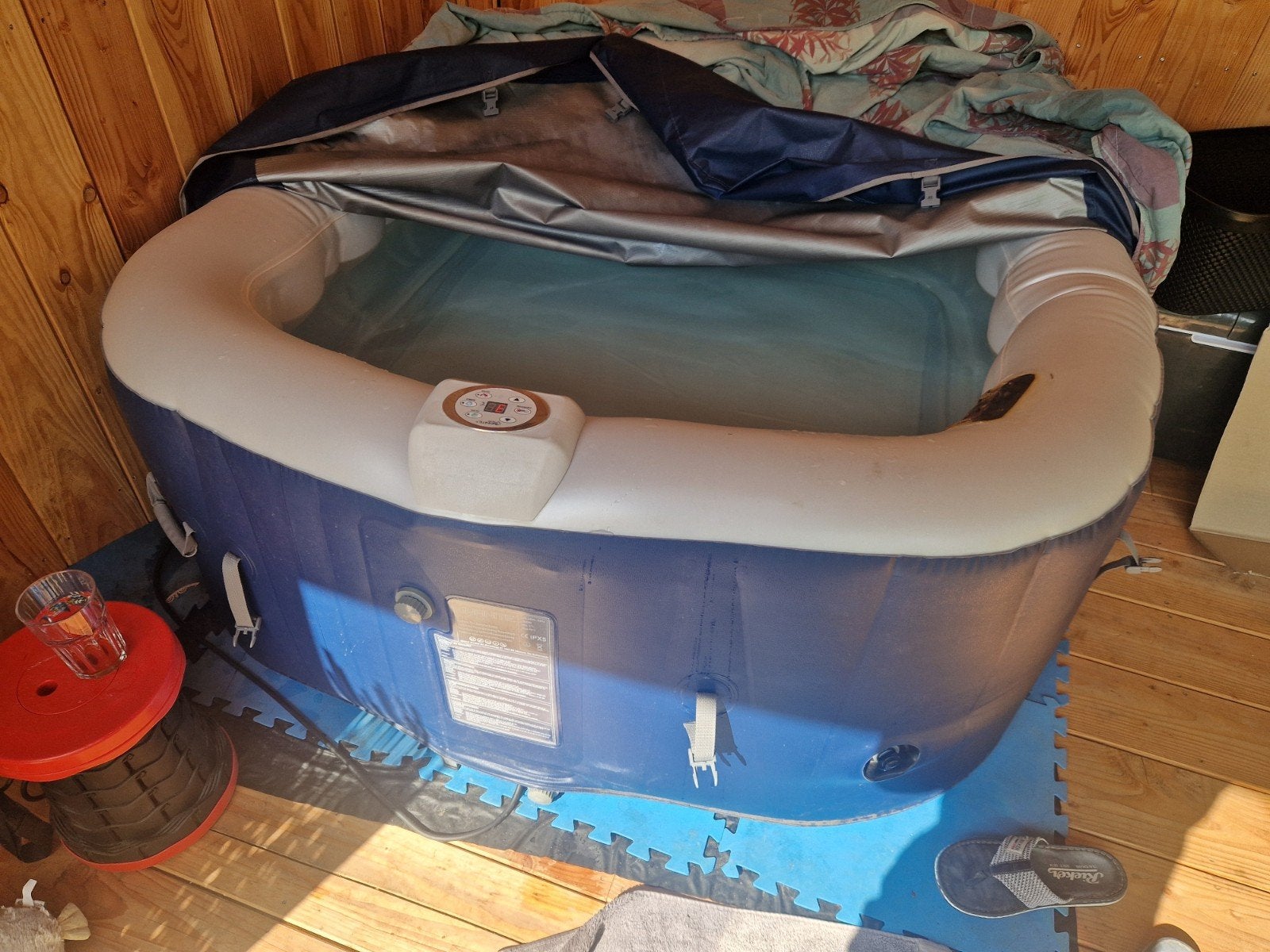 GRATIS! Opblaasbare 4 persoons Jacuzzi, Ophalen, Gebruikt, Filter, Opblaasbaar