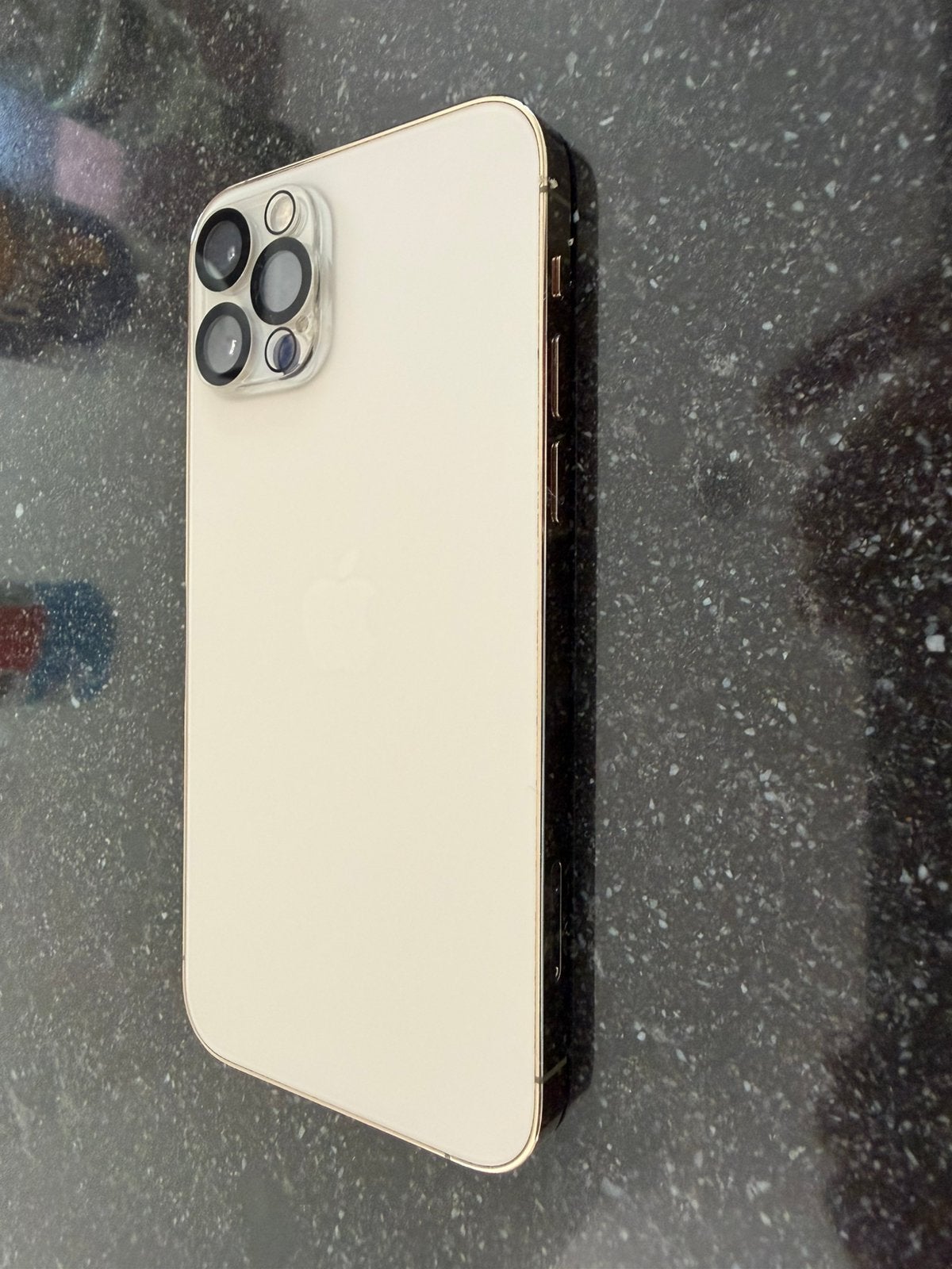 Foto 3 van Apple iPhone 12 Pro Gold, 128GB met hoesjes, kabel en lader
