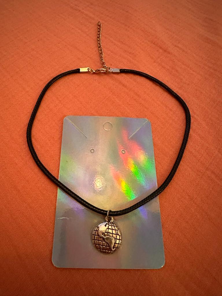 Ketting met wereldbol hanger - Nieuw, Zwart, Nieuw, Ophalen of Verzenden, Overige materialen
