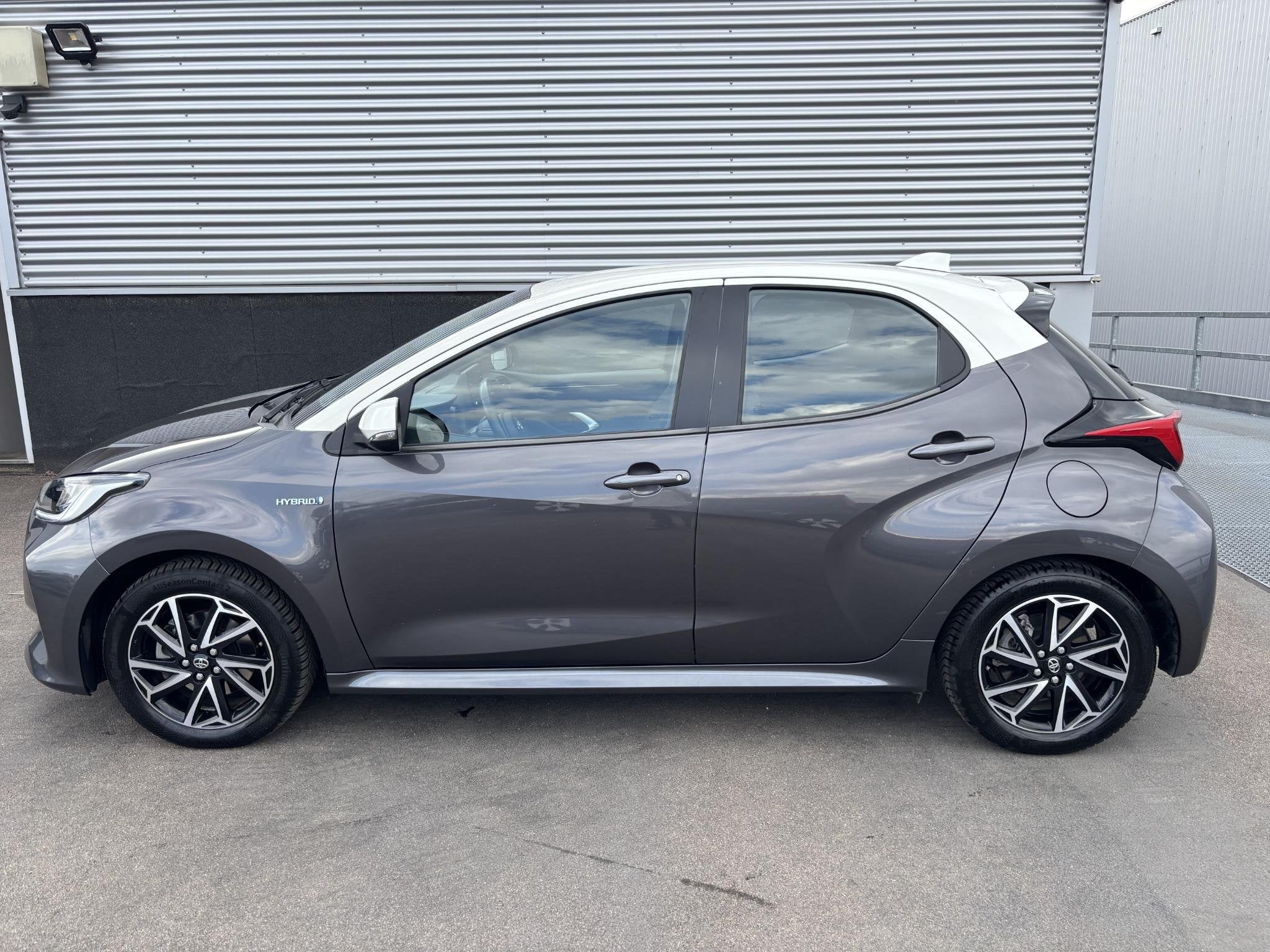 Toyota Yaris 1.5 Hybrid Executive Bi-tone edition Navigatie,, Auto's, Gebruikt, Euro 6, 49 €/maand, 1490 cc