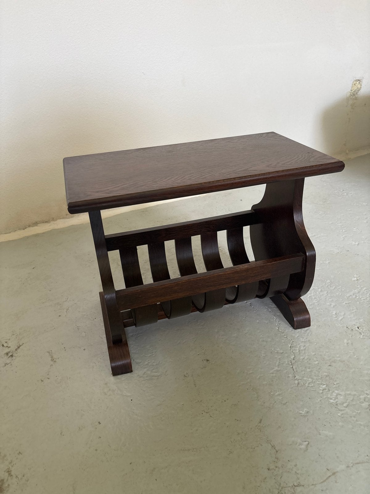 Vintage Bijzettafel met Lectuurbak - Donker Hout, Gebruikt, Hout, Bijzettafel met lectuurbak, Vintage